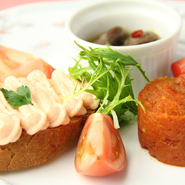 野菜のラタトゥイユ・阿蘇鶏砂肝のコンフィ・自家製スモークサーモンのムース